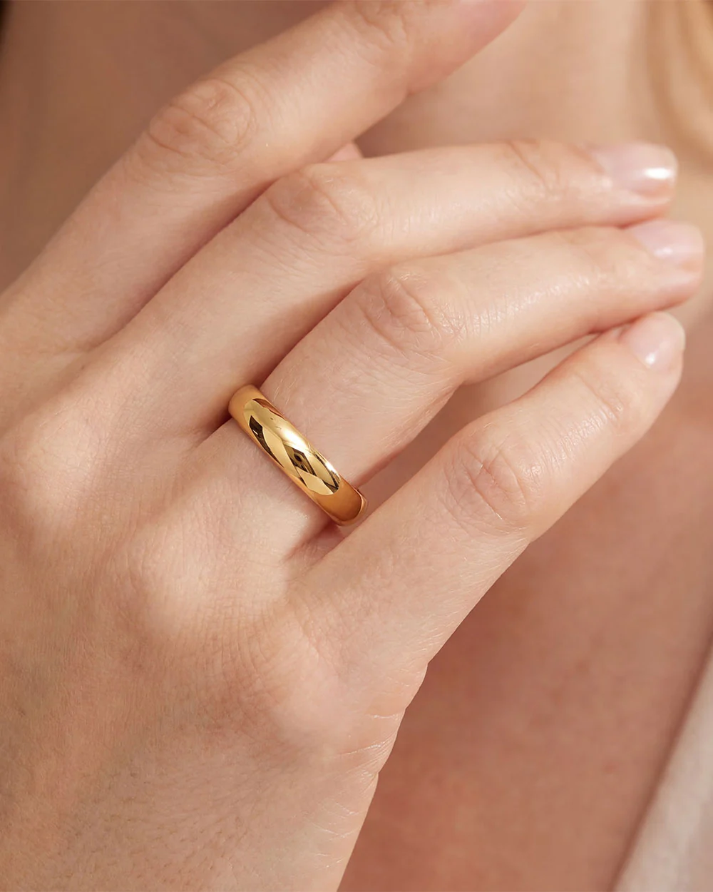 Solid 18ct Gold Classic Ring - 4mm Band - Image 2